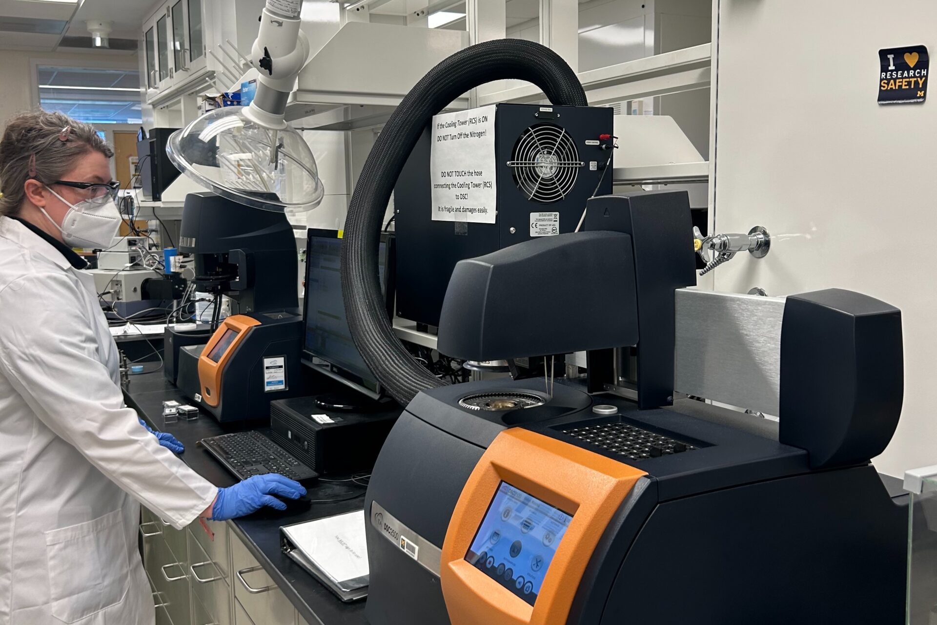 Dr. Sarah Spanninga in the Nanotechnicum using the Discovery 2500 Differential Scanning Calorimeter (DSC)